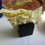 レストラン オルフェ - アンチョビを練り込んだせんべい状のもの