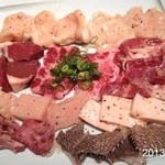 町屋やきにく密陽家 - 2013.6.16(日)17時 いつものホルモン盛合せ三人前とてんこ盛り白ご飯 ニンニク醤油で＼(^o^)／