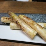 独酌　三四郎 - 北海道と言えばホワイトアスパラ。焼いて食べるのが良いです。
