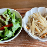 ココノマ - 小鉢のキンピラとサラダ。