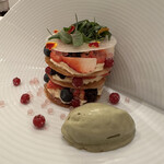 ラ・トゥーエル - ➓パートフィロのミルフィーユ、マスカルポーネ、イチゴ、ハーブ、ピスタチオのアイス。