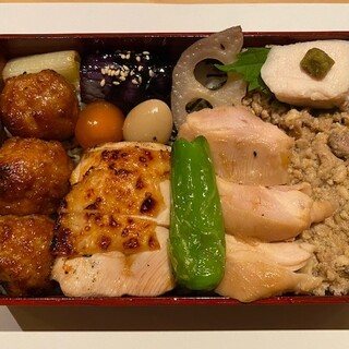 The "Ootori Bento (boxed lunch)" is also popular for takeaway and delivery.