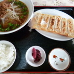 李園 - ラーメンセット（台湾ラーメン+焼き餃子）680円