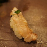 鮨匠 のむら - こちらも絶品。ヒラメの縁側炙りの握り。