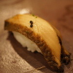 鮨匠 のむら - 煮たクロアワビの握り。なんて柔らかいのでしょう・・・！