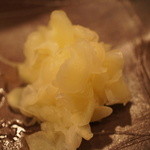 鮨匠 のむら - ショウガは薄切りに。お酒を飲むときや男性にはブロックで切るそう。