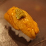 鮨匠 のむら - 赤ウニの握り。