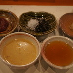 鮨匠 のむら - 席に着いた段階でこちらが。のむら特製醤油、ごま塩、酢味噌、梅。これらは刺身に使われます。