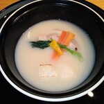 Ginza Rokusantei - お椀　蛤雑煮椀　粕味噌仕立て　焼餅、京人参、他