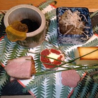 銀座ろくさん亭 - 前菜　3時の方向から時計反対周りで、チーズ黄金焼き、子持ち昆布、煮豆、鴨ロース煮、梅花蕪油香漬、（真ん中）干し柿小袖