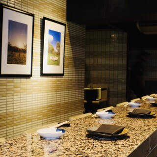 カウンターメインの落ち着いた空間