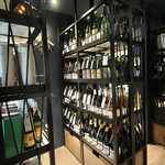 Kohaku doki - 物販用お酒が並びます、奥にはワインセラー室も。