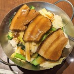 福盈門 - 鉄鍋に東坡肉と野菜と御飯、完全食です