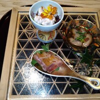 かどや 日比谷邸 - 前菜　雲子炙り、なまこもずく酢、鬼北きじ藁焼きたたき　なまこときじの食感が楽しい