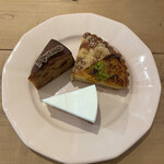 おやつ研究所 - いつものベイクドチーズケーキと、いつものイチジクとキャラメルのケーキ。そしてタルトは金柑と杏！4個食べてようやく満足！小さいのよ！