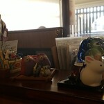 キッチン ブルー グローブ - 初のレジ横の席、色々飾られています。