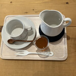 おやつ研究所 - 金柑シロップのお湯割り。これがきて、びっくりした！いや、金柑って頼んでたよね？ってなりました。金柑すき。