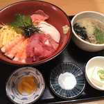 Sakana ya doujou - 海鮮丼