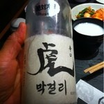 一龍 - 江戸時代から続く有賀醸造の造る生マッコリは本当にウマいです。韓国でもこの喉越し・香り・仄かな炭酸の冴えには出会った事が無い。恐るべし日本の酒造り力！