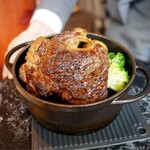 グリルうかい - 切り分け前のサーロインステーキ