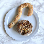 ル・ルソール - 料理写真:（上）マカダミア・マロン（下）スペルト小麦の栗とクルミのパン
