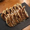 スタンドシャン食 TOKYO恵比寿 Champagne & GYOZA BAR - 手前　オリジナル・シャン食ギョウザ（6個）　580円 【にんにく入り】 　奥　ベジタブル・カレーシャン食ギョウザ（6個）　580円【お肉不使用・にんにく入り】