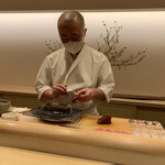 Sushi Ugatsu - 鰹を炭で焼く大将