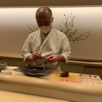 鮨 うがつ - 鰹を炭で焼く大将