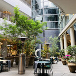 ドゥ マゴ パリ - テラス席もあります。