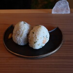 さじこよみ - 天然えびと紫蘇の混ぜごはんおむすび