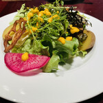 ドゥ マゴ パリ 本店  - コースのサラダ。自家製の人参ドレッシング