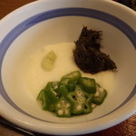 8番らーめん - 「よもぎざるラーメン」に付いてくる、ながらも・大和芋・おくら