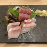 Sushi Sake Sakanasugitama - 藁焼き鰹入り刺身4点盛り（678円＋税）