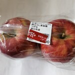 農産物直売所eciR - リンゴ・つがる2個(400円)です。