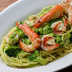 Anchovy-flavored spaghetti with angel shrimp and broccoli
