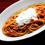 辣椒的生意式臘腸“DOIYA”的番茄醬和義大利幹酪的粗面義大利面