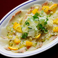 鮮魚のカルパッチョ ウイキョウとケッパー オレンジ風味