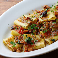 トスカーナ・ヴィアレッジョの漁師風パスタ「トラバッコラーラ」を筒形パスタのパッケリで