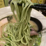 らーめん功喜 - 緑の麺