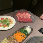 焼肉 冷麺 ユッチャン。 - 黒毛和牛のカルパッチョ〜サラダ仕立て、ナムル、上タン２種&特選ハラミ