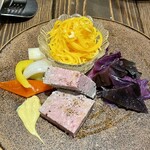 料理店 吉田 - 前菜盛り合わせ。キャロットラペ、ザワークラウト、ピクルス、パテドカンパーニュ。キャロットラペは人参そのものの味わいを生かした優しい味わい。ながーい細切りがユニーク。歯応えよし。