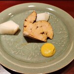 銀座すがの - バスクチーズケーキではありません(笑)あん肝です。和からし、梨添え。しっかり引き算された優しいお味。