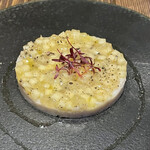 料理店 吉田 - ズワイガニと里芋のペーストの上に、角切りリンゴとハーブをのせたやつ。キウイフルーツのソースが爽やか。黒胡椒のパンチがきいててリンゴの甘さを引き締めてくれる。里芋のねっとり感があとを引く。