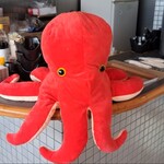 大福丸食堂 - 大きなタコのぬいぐるみ