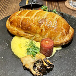 料理店 吉田 - 真鯛のパイ。真鯛は牛蒡のみじん切りと一緒にキャベツに包まれてる。なんと手の込んだ仕事！人参と黒舞茸を添えて。みかん果汁を絞ったマヨネーズソースが爽やか！