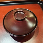 銀座すがの - お椀の外側。ダイブ蒸発しちゃったけど、あえての柚子の水滴が。毒味のしるしでもあるらしい。