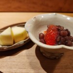 銀座すがの - 苺に合わせるために塩味を利かせた熱々ぜんざい、王林。うま～(^ω^)