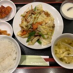 チンタンタン - 日替わり定食(豚肉とキャベツスタミナ炒め)！