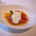 イタリアン オット - 高知産フルーツトマト、マンゴ、モッツァレラ・ディ・ブッファラのカプレーゼ