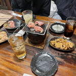 居酒屋 豆炭 - 岡山鶏(左上)、ほるもん(左下)、皮(右)